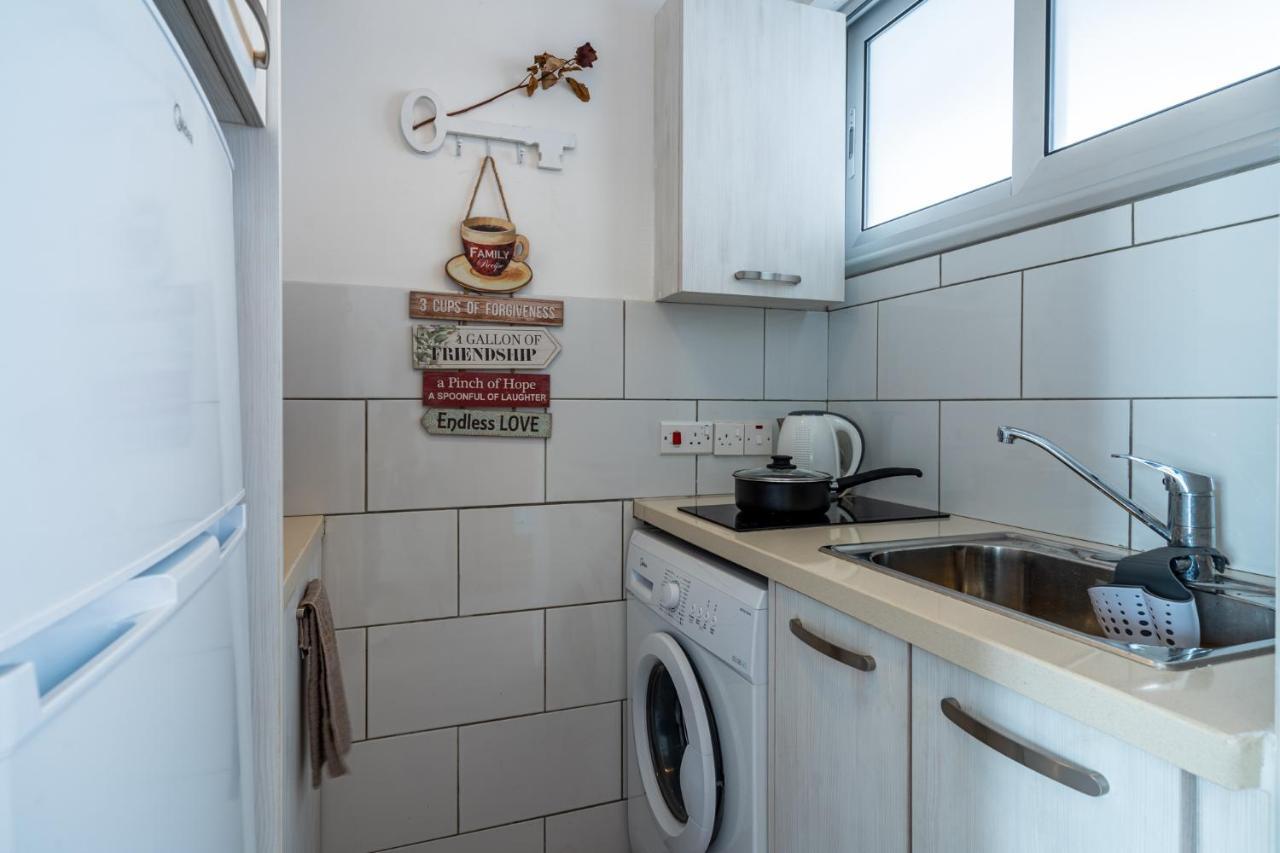 Berries 1-Br Apt In ラルナカ エクステリア 写真